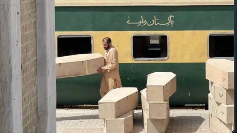 Pakistan Train Hijack: सरकार ने बलूचिस्तान में भेजे 200 ताबूत! यात्रियों के साथ बैठे हैं सुसाइड बॉम्बर, पाक सेना के हाथ पांव फूले