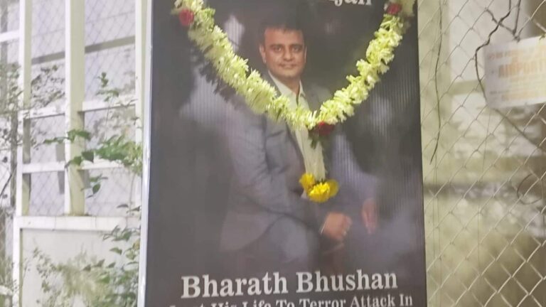Pahalgam Attack: 'मेरा नाम भारत है' ये सुनते ही आतंकियों ने इंजीनियर के सिर में मारी गोली, पास खड़ी पत्नी और बेटे ने देखा ये डरावना मंजर