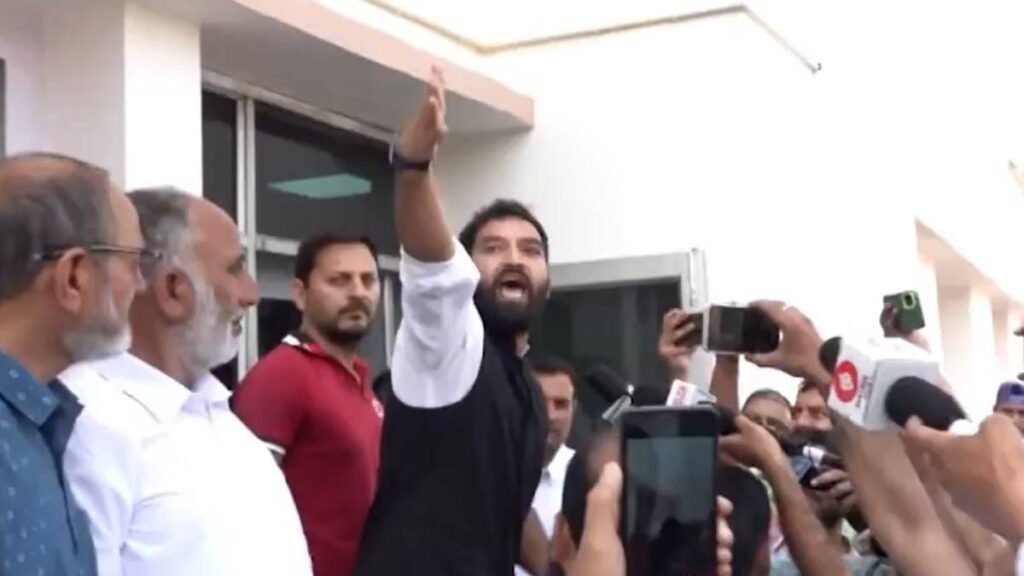 'एक को भी नहीं छोड़ूंगा', केजरीवाल के इकलौते विधायक मेहराज मलिक को किसने पीट डाला? जमकर कटा बवाल