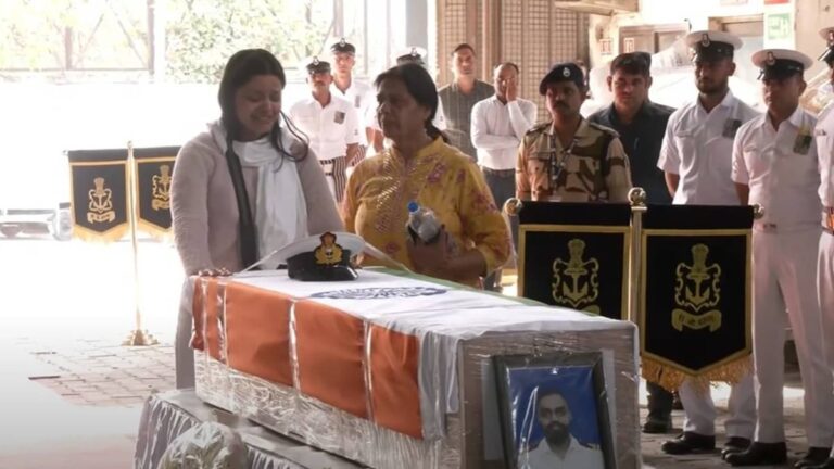 डेढ़ घंटे तक भाई जिंदा था, बच जाता अगर... CM सैनी के सामने फूट-फूटकर रोई लेफ्टिनेंट विनय नरवाल की बहन; रूह कंपा देगा VIDEO