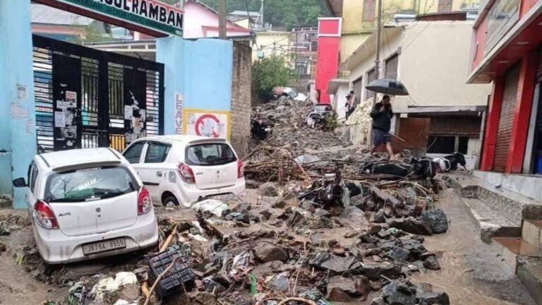 J&K: रामबन में बादल फटने के बाद भारी नुकसान, 37 घर और एक मंदिर क्षतिग्रस्त, मवेशी भी लापता... पुनर्वास किया जा रहा